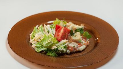 Омлет с индейкой и салат из сельдерея и банана