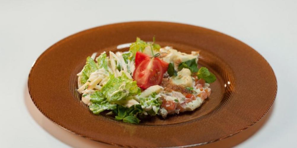 Рецепт омлет с индейкой и салат из сельдерея и банана