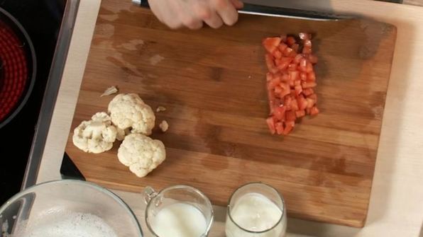 омлет с индейкой и салат из сельдерея и банана