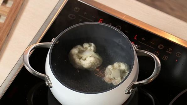 омлет с индейкой и салат из сельдерея и банана