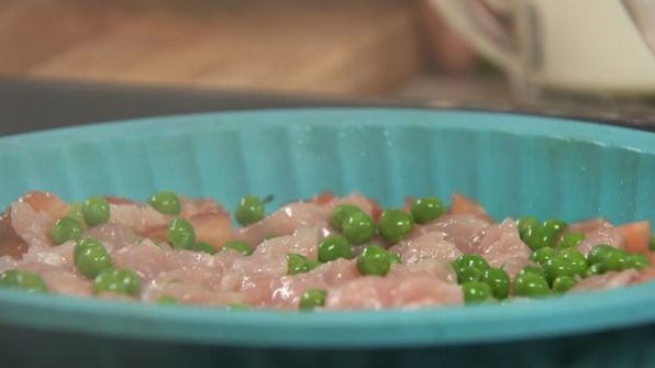 омлет с индейкой и салат из сельдерея и банана