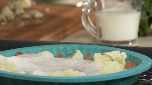 омлет с индейкой и салат из сельдерея и банана