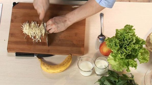 омлет с индейкой и салат из сельдерея и банана