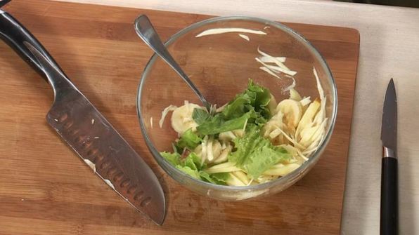 омлет с индейкой и салат из сельдерея и банана