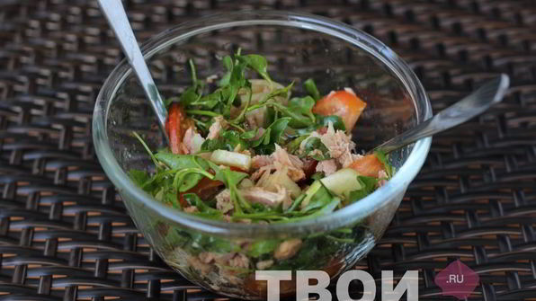 овощной салат с тунцом