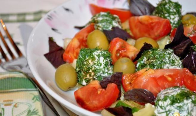 Овощной салат с творожными шариками Краски лета