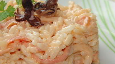 Рисовый салат с морским коктейлем