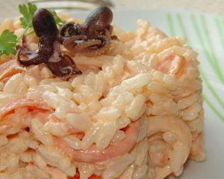 Рисовый салат с морским коктейлем
