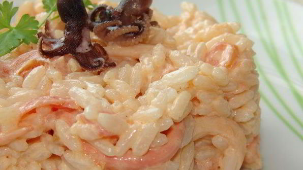 рисовый салат с морским коктейлем