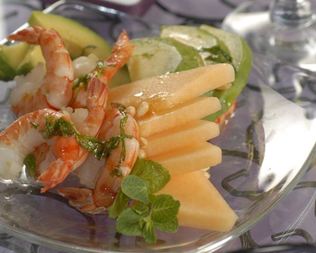 Салат из дыни, авокадо и креветок