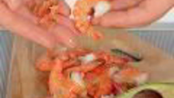 салат из дыни, авокадо и креветок