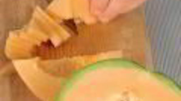 салат из дыни, авокадо и креветок