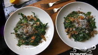 Салат из кале с сыром и хлебом