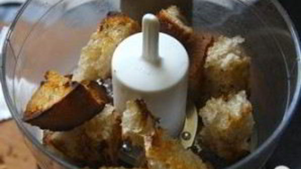 салат из кале с сыром и хлебом