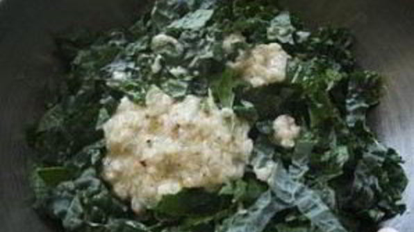 салат из кале с сыром и хлебом