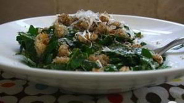 салат из кале с сыром и хлебом