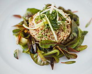 Салат из киноа с авокадо, мангольдом и сельдереем