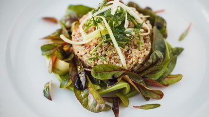 Салат из киноа с авокадо, мангольдом и сельдереем