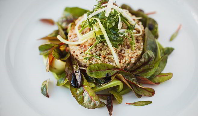 Салат из киноа с авокадо, мангольдом и сельдереем