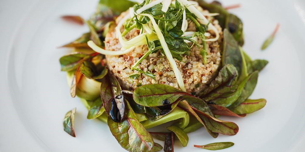 Рецепт салат из киноа с авокадо, мангольдом и сельдереем