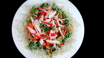 Салат из крабов с сыром, брокколи и зеленым луком