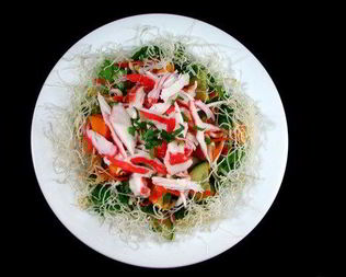 Салат из крабов с сыром, брокколи и зеленым луком