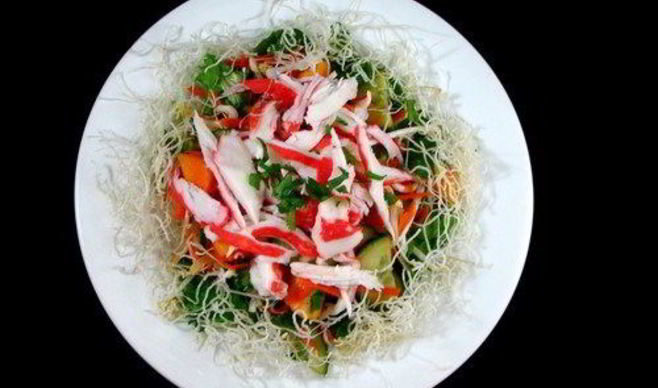 Салат из крабов с сыром, брокколи и зеленым луком