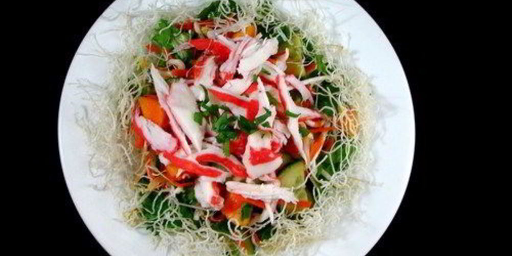 Рецепт салат из крабов с сыром, брокколи и зеленым луком