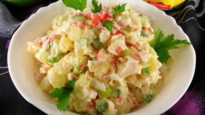 Салат из крабовых палочек, сыра и ананасов