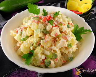 Салат из крабовых палочек, сыра и ананасов