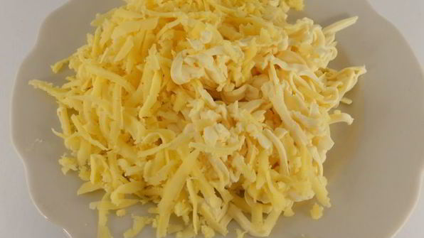 салат из крабовых палочек, сыра и ананасов