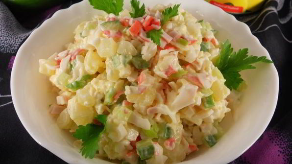 салат из крабовых палочек, сыра и ананасов