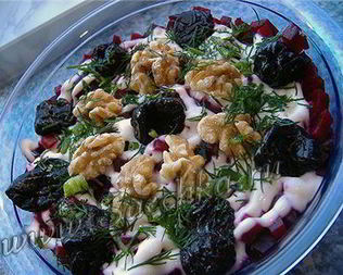 Салат из курицы и чернослива Гренадер