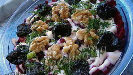 Салат из курицы и чернослива Гренадер