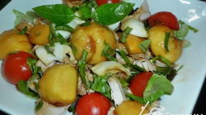 Салат из курицы и маринованного цукини