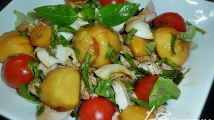 Салат из курицы и маринованного цукини