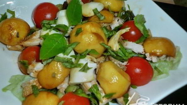 салат из курицы и маринованного цукини