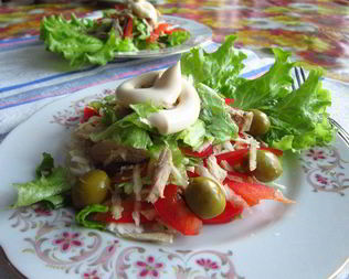 Салат из курицы с овощами