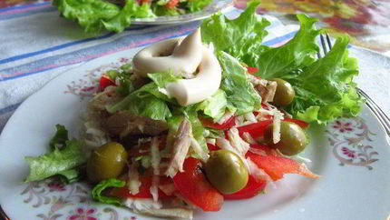 Салат из курицы с овощами