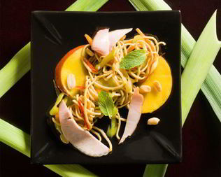 Салат из лапши со свининой