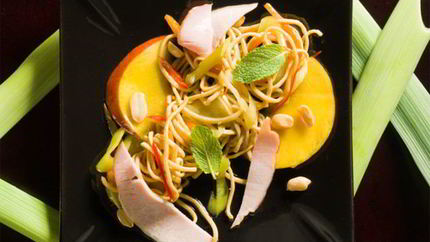 Салат из лапши со свининой