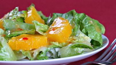 Салат из латука с цитрусами и сухариками