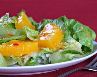 Салат из латука с цитрусами и сухариками