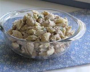 Салат из макарон и консервированного тунца