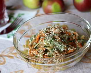 Салат из морковки, огурца и яблока с кунжутом