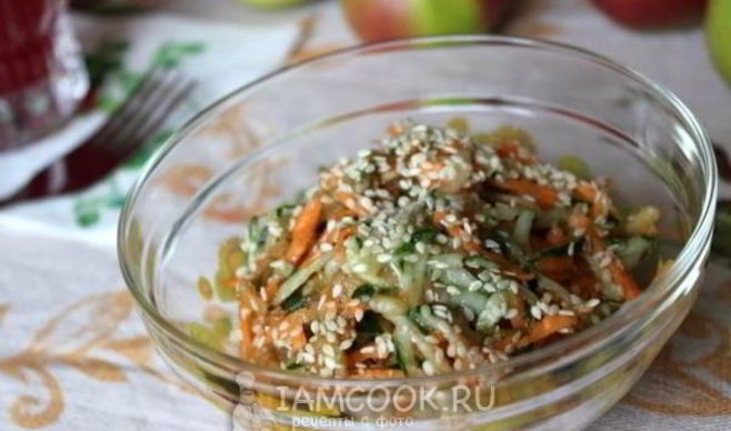 Салат из морковки, огурца и яблока с кунжутом