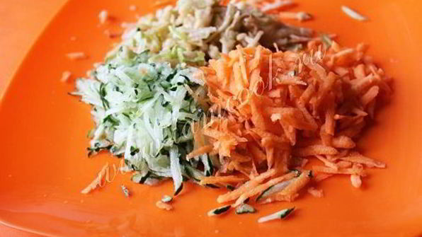 салат из морковки, огурца и яблока с кунжутом