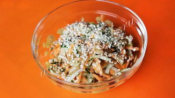 салат из морковки, огурца и яблока с кунжутом