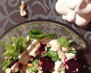 Салат из печеной свеклы с орехами и зеленью