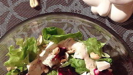 Салат из печеной свеклы с орехами и зеленью